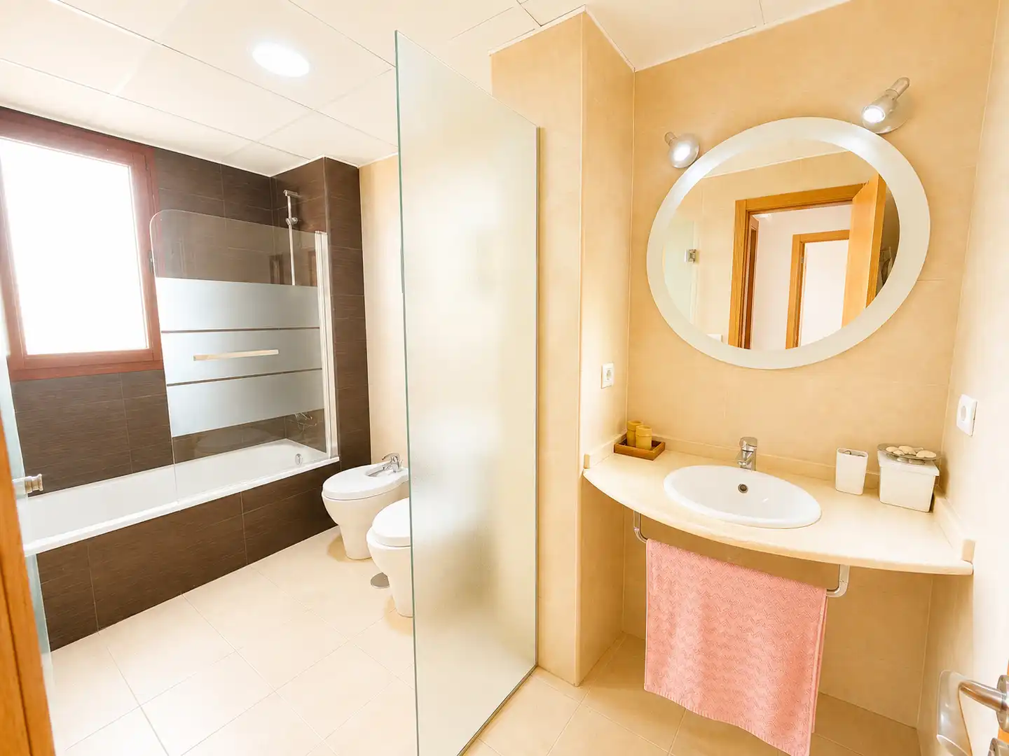 Bathroom of Flat for sale in Sevilla  with Air Conditioner and Community pool