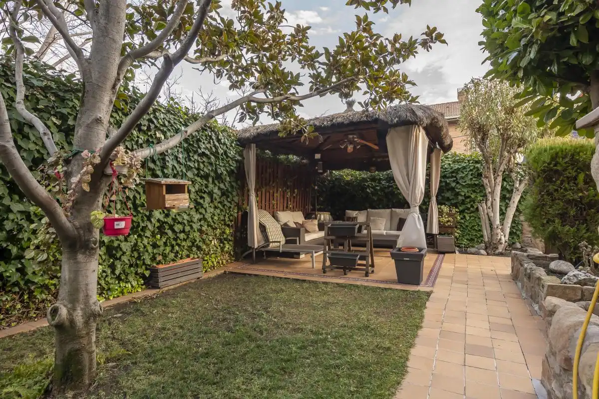 Jardín de Casa adosada en venta en Madrid con Aire acondicionado, Calefacción y Jardín privado