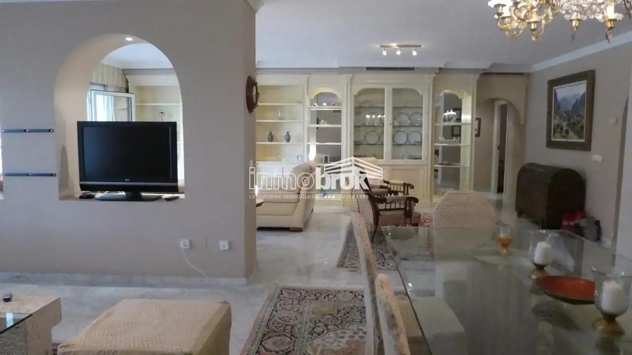 Wohnzimmer von Wohnung zur Miete in Marbella mit Klimaanlage, Terrasse und Schwimmbad