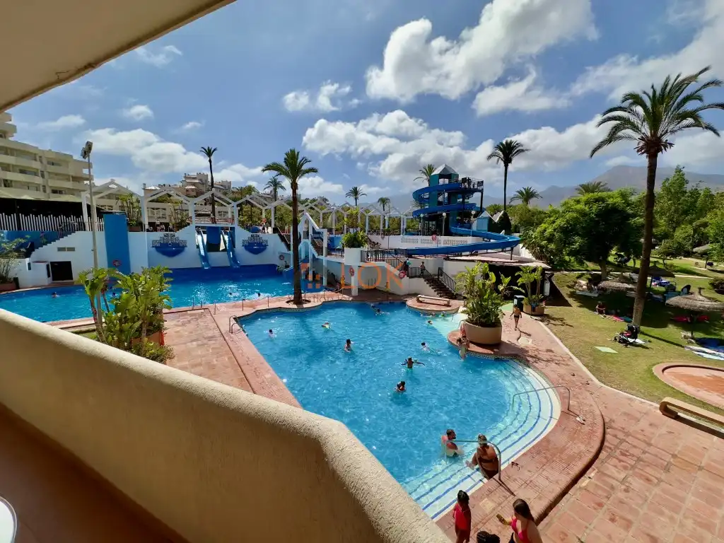 Swimming pool of Flat for sale in Benalmádena