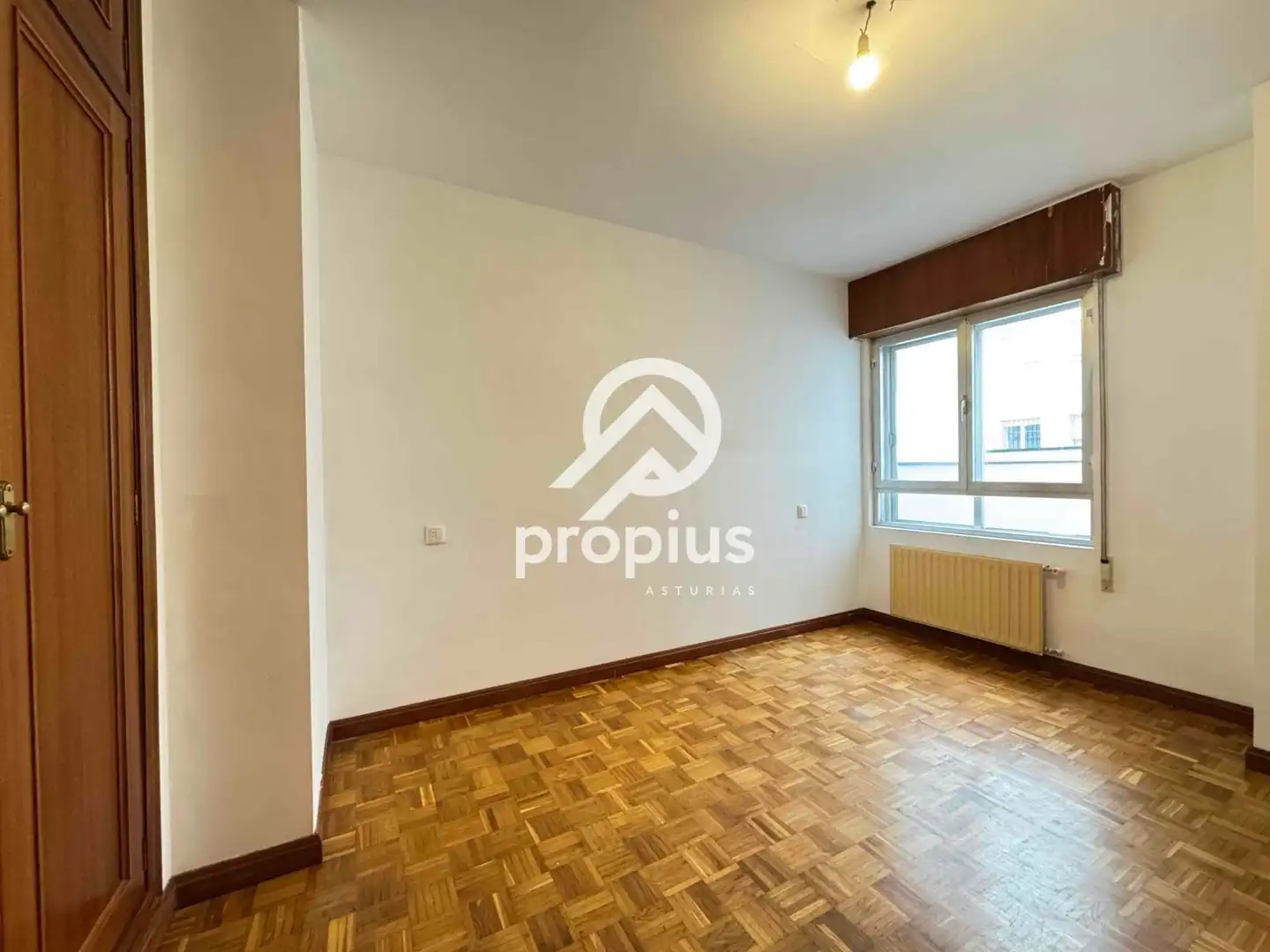Habitación de Piso en venta en Oviedo  con Calefacción, Parquet y Terraza