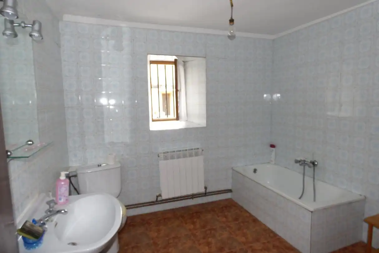 Bathroom of Houses for sale in Junta de Traslaloma  with Heating, Private garden and Storage room