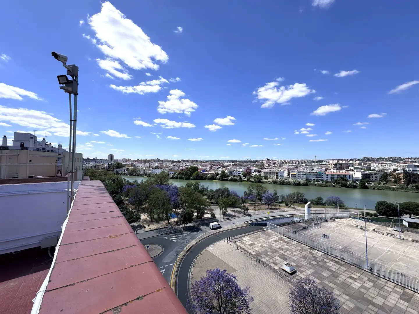 Vista exterior de Pis en venda en Sevilla amb Terrassa i Traster