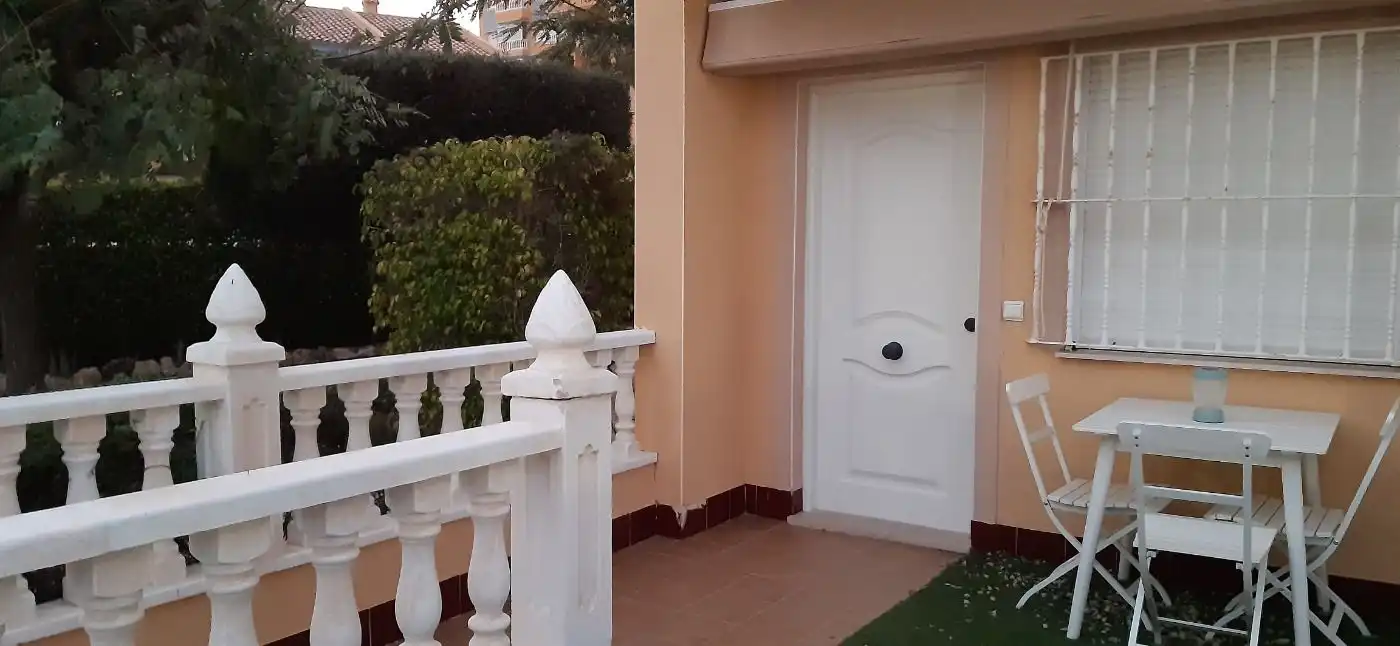 Einfamilien-Reihenhaus zur Miete in Elche / Elx mit Privatgarten, Terrasse und Möbliert