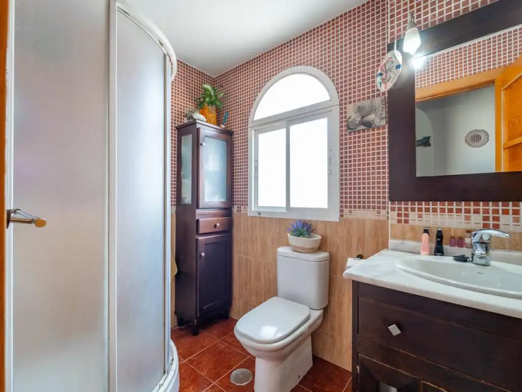 Baño de Planta baja en venta en Rincón de la Victoria con Calefacción, Jardín privado y Terraza