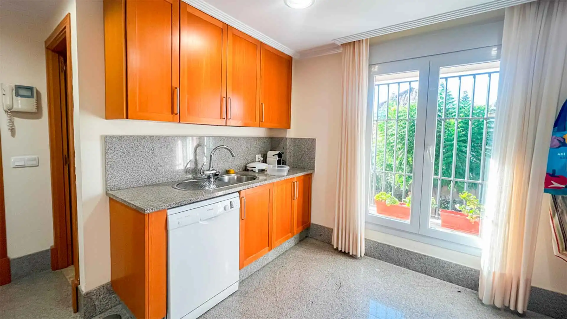 Cuina de Casa adosada en venda en Marbella amb Aire condicionat, Jardí privat i Terrassa