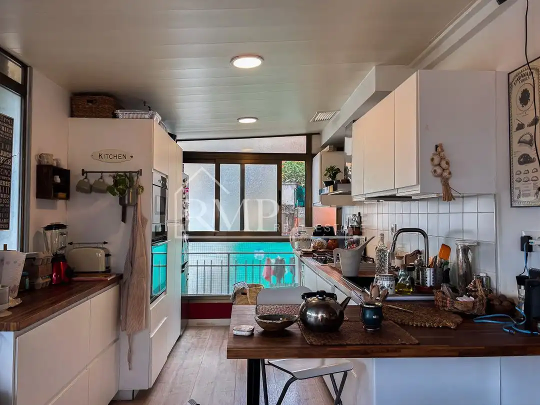 Küche von Dachboden zum Verkauf in Barcelona mit Heizung, Terrasse und Abstellraum