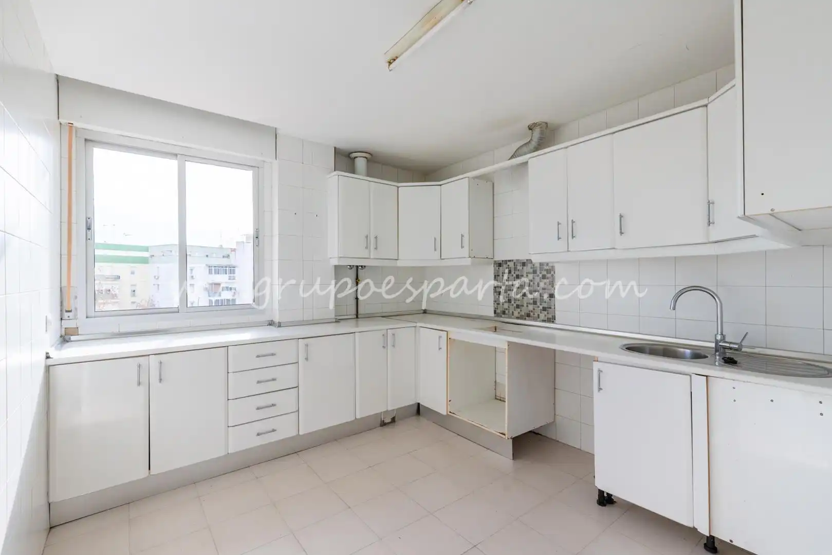 Kitchen of Flat for sale in Sevilla  with Air Conditioner and Balcony