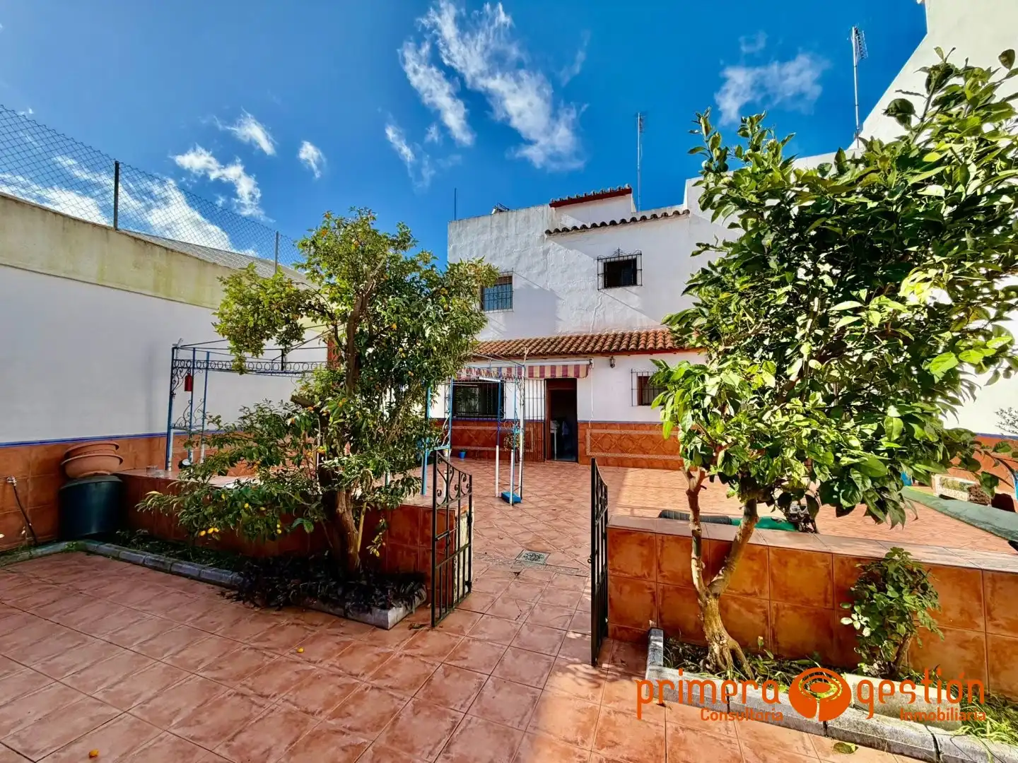 Vista exterior de Casa o xalet en venda en Lora del Río amb Aire condicionat i Calefacció