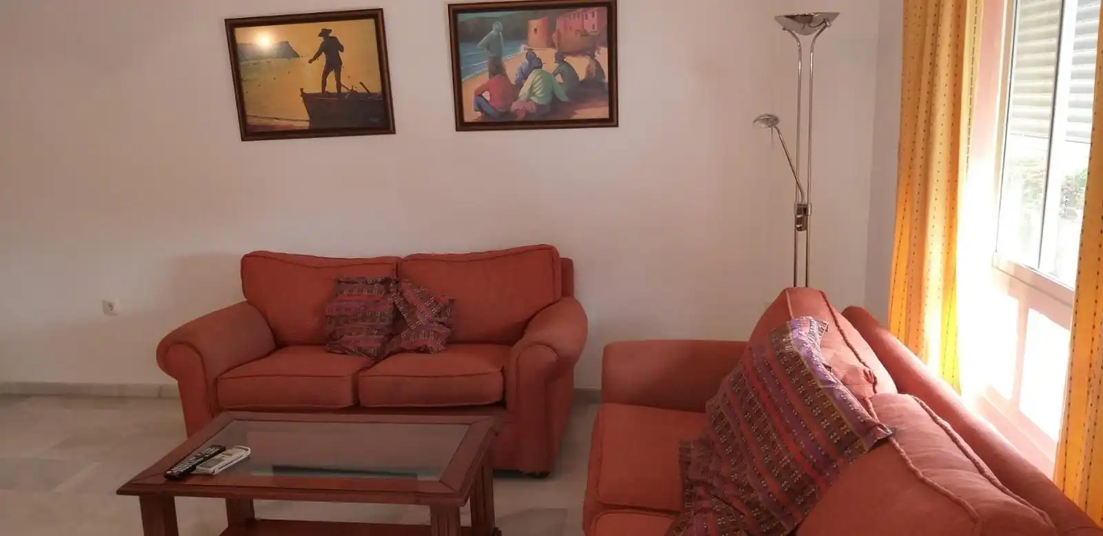 Wohnzimmer von Wohnungen zum Verkauf in Fuengirola mit Klimaanlage, Heizung und Privatgarten