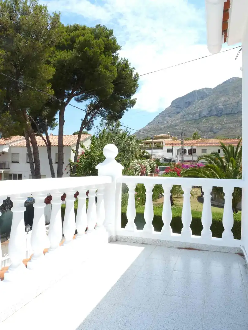Vista exterior de Casa o xalet de lloguer en Dénia amb Aire condicionat, Jardí privat i Terrassa