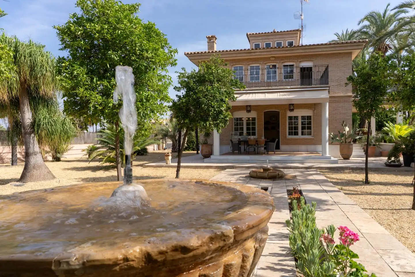 Vista exterior de Casa o xalet en venda en Elche / Elx amb Calefacció, Jardí privat i Parquet
