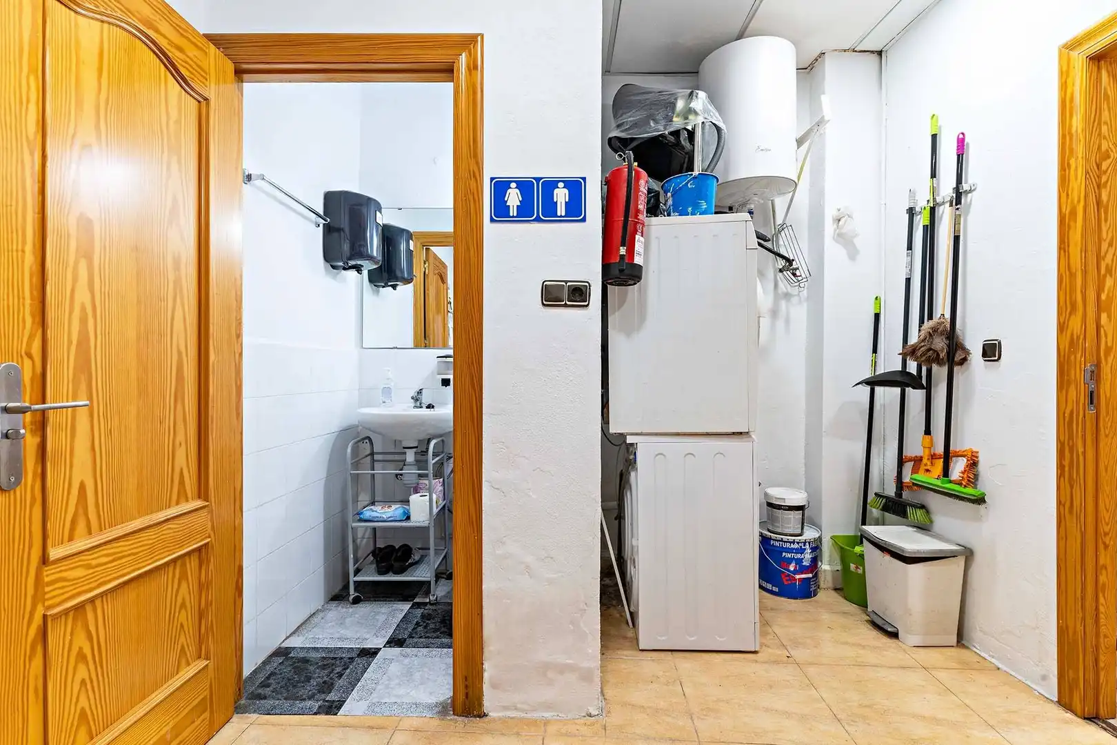 Schlafzimmer von Geschaftsraum zum Verkauf in Almería mit Klimaanlage und Möbliert