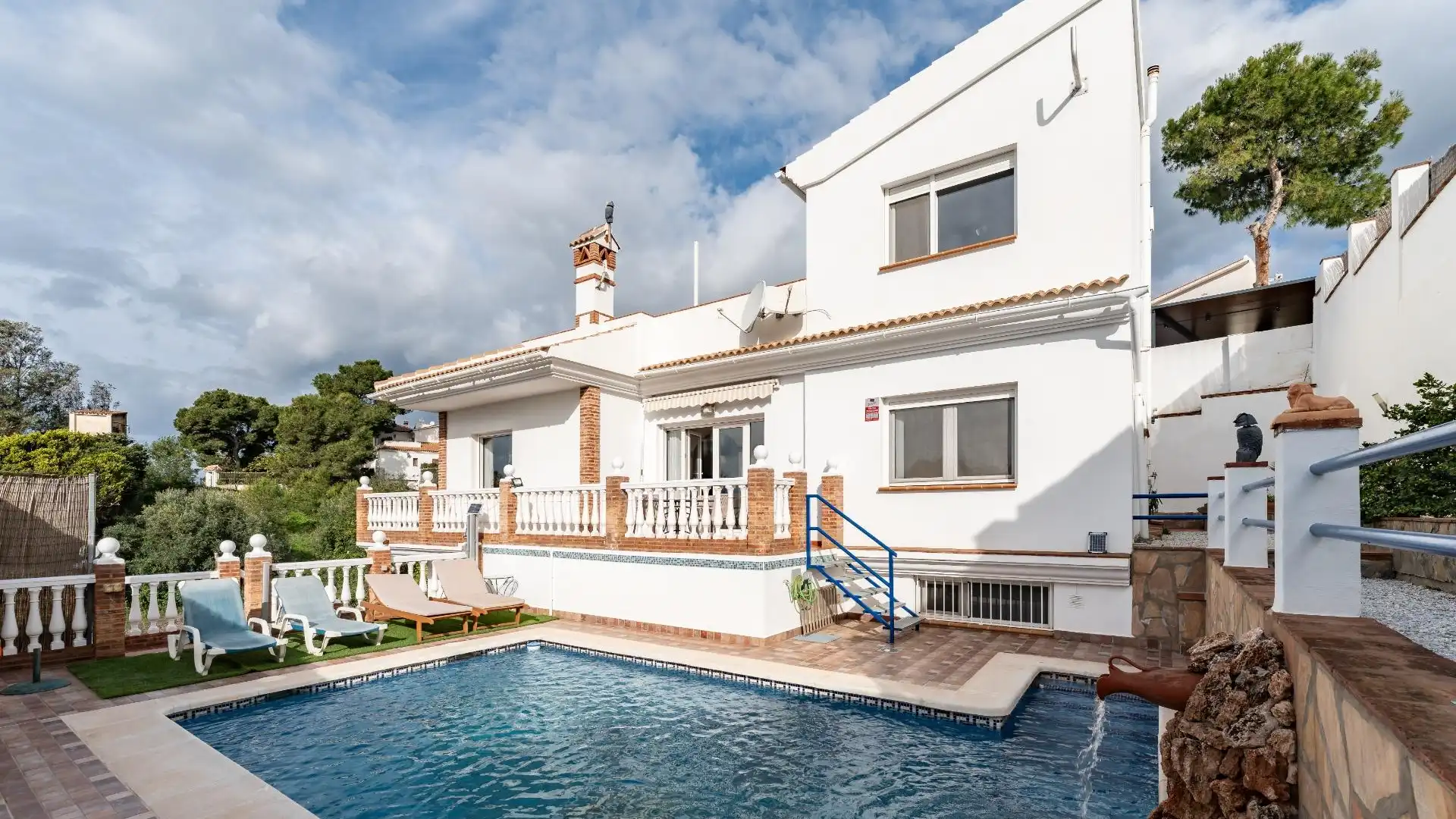 Exterior view of Houses for sale in Vélez-Málaga  with Community pool