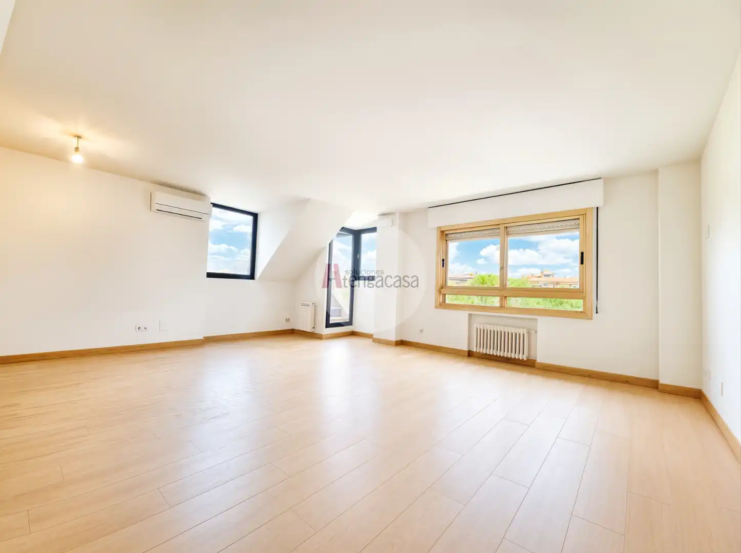 Living room of Attic for rent in Pozuelo de Alarcón  with Air Conditioner, Heating and Parquet flooring