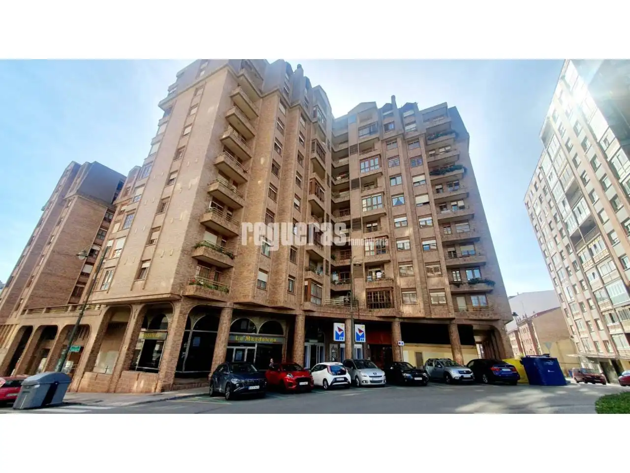 Vista exterior de Piso en venta en Avilés con Calefacción, Parquet y Terraza