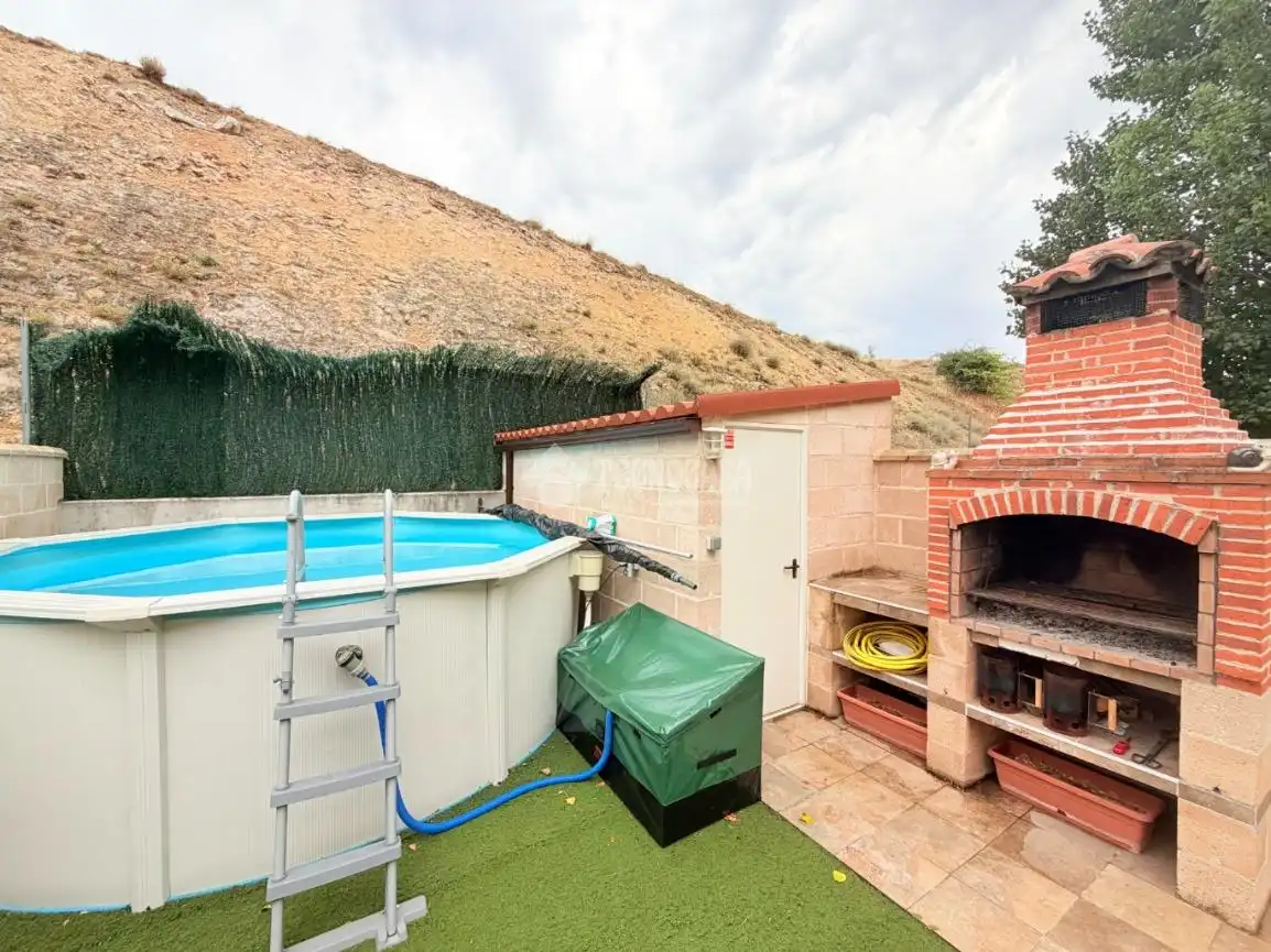 Piscina de Casa adosada en venta en Hontanares de Eresma con Calefacción