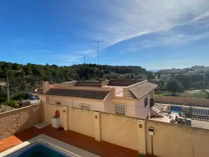 Vista exterior de Casa o xalet en venda en Torremolinos amb Aire condicionat, Piscina i Balcó