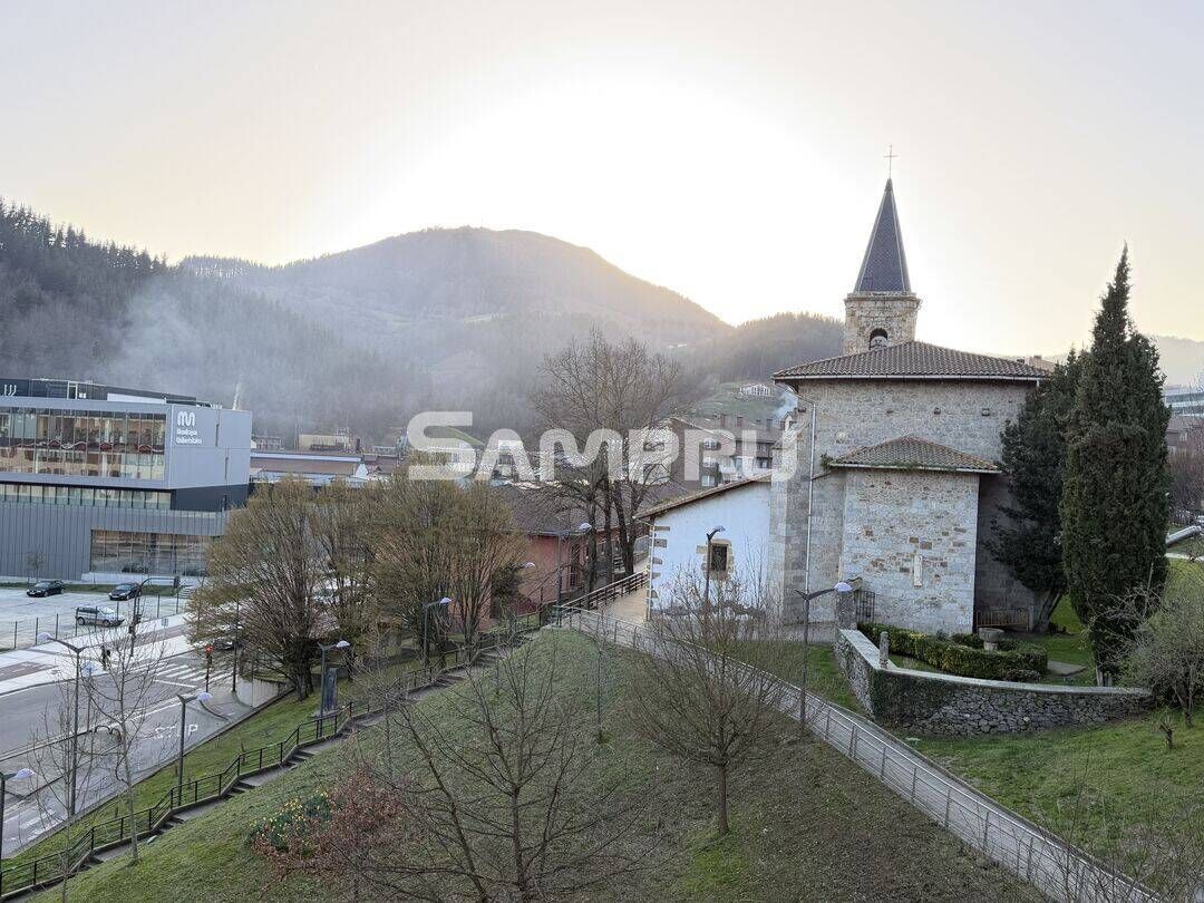 Vista exterior de Piso en venta en Arrasate / Mondragón con Jardín privado, Trastero y Balcón