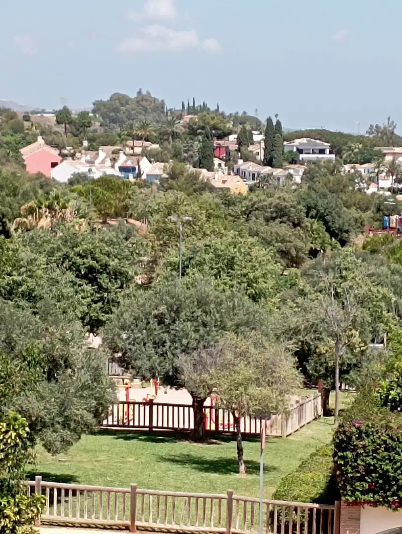 Vista exterior de Casa adosada en venda en Marbella amb Aire condicionat, Terrassa i Piscina