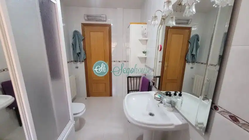 Bany de Casa o xalet en venda en Segovia amb Calefacció, Parquet i Terrassa
