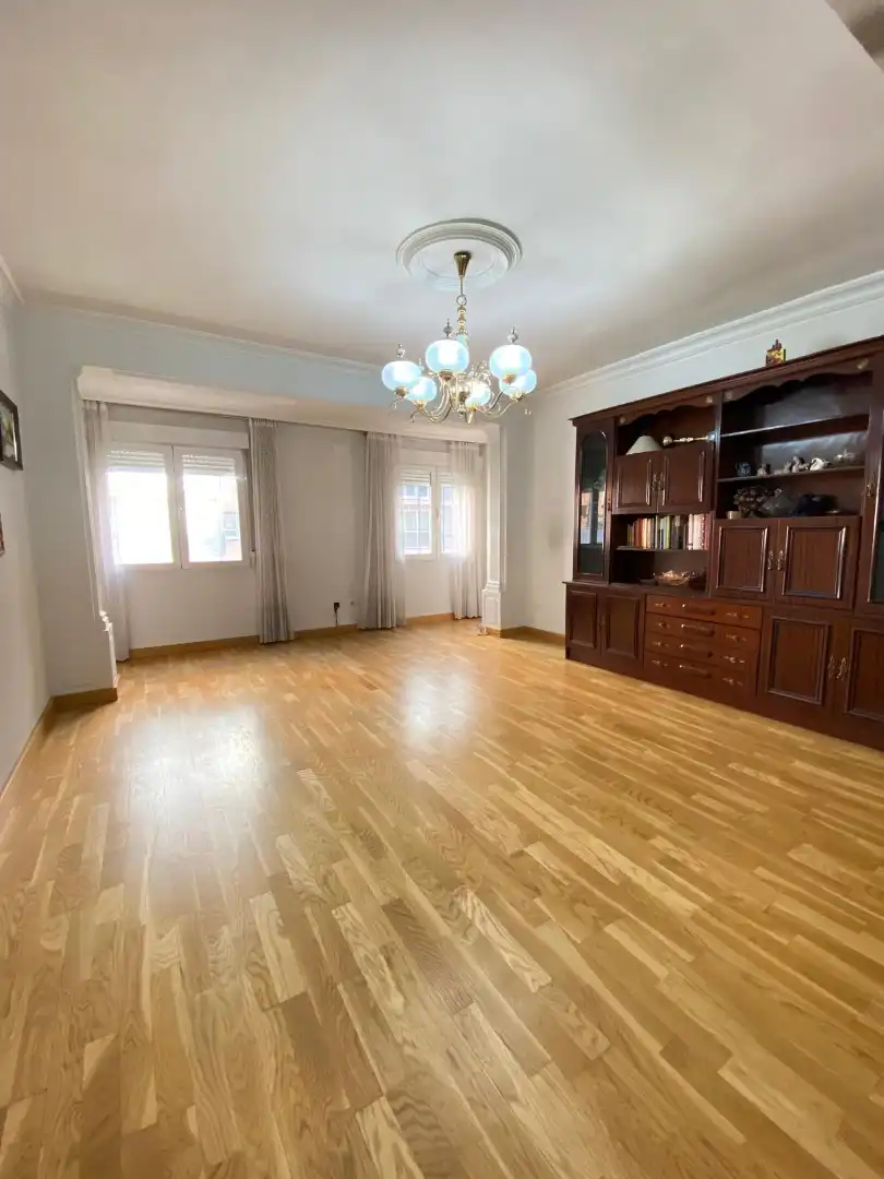 Sala d'estar de Pis en venda en Valladolid amb Calefacció, Parquet i Moblat