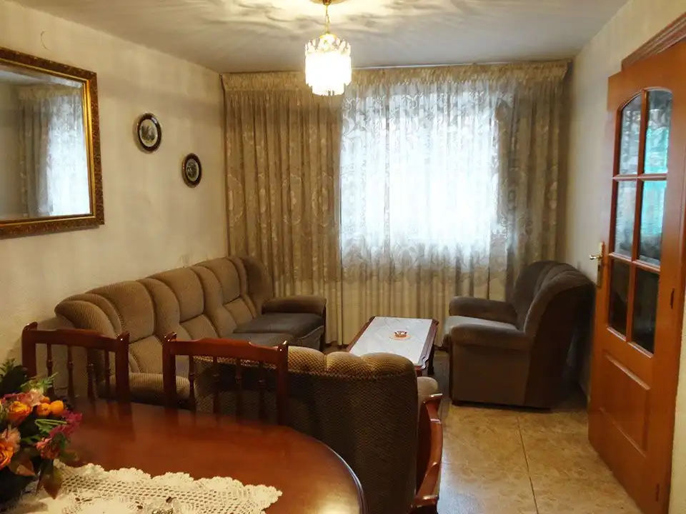 Sala d'estar de Casa adosada en venda en Castrillo de la Reina amb Calefacció i Traster
