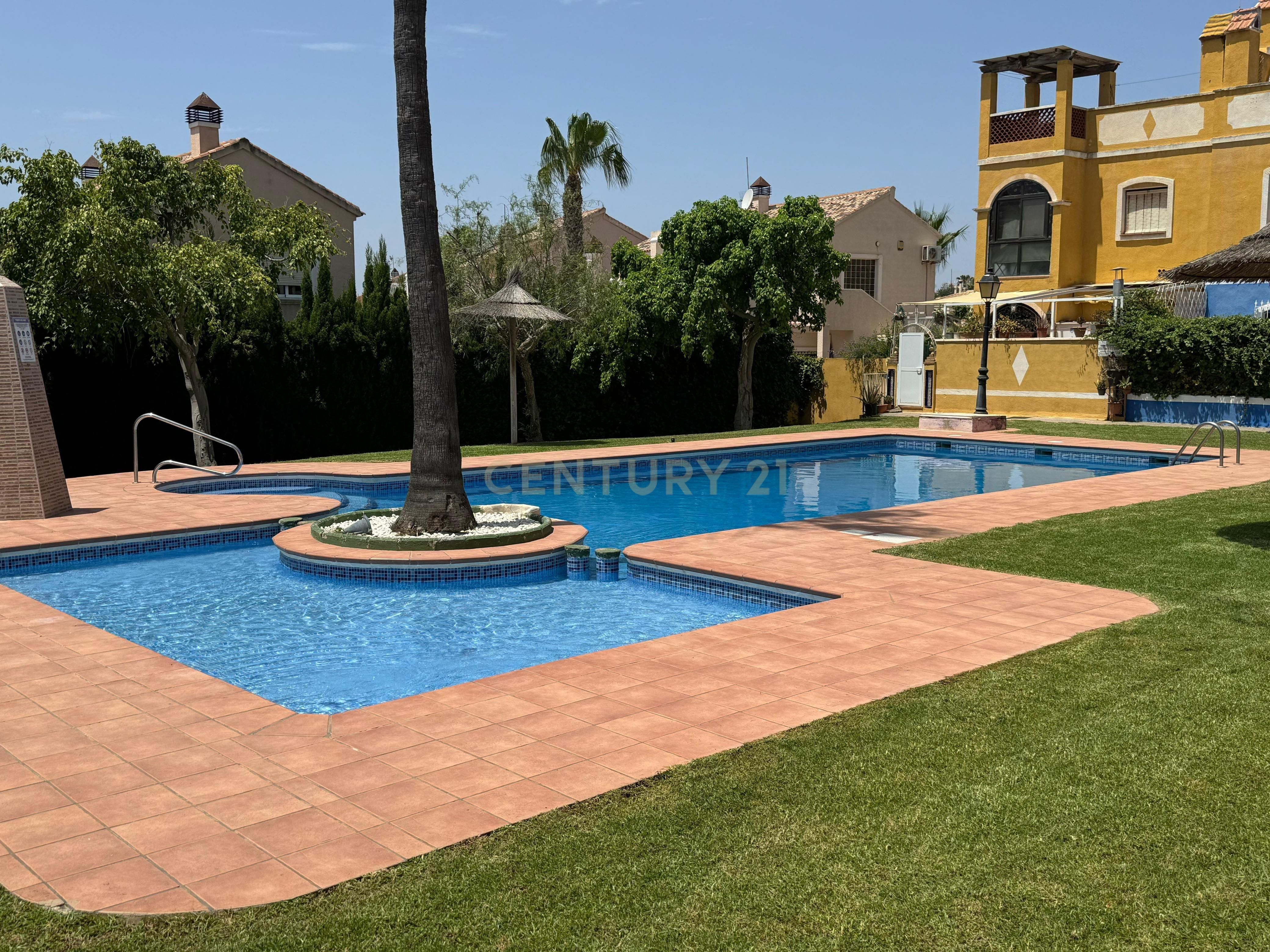 Piscina de Planta baixa en venda en Torrevieja amb Forn, Rentadora i Microones