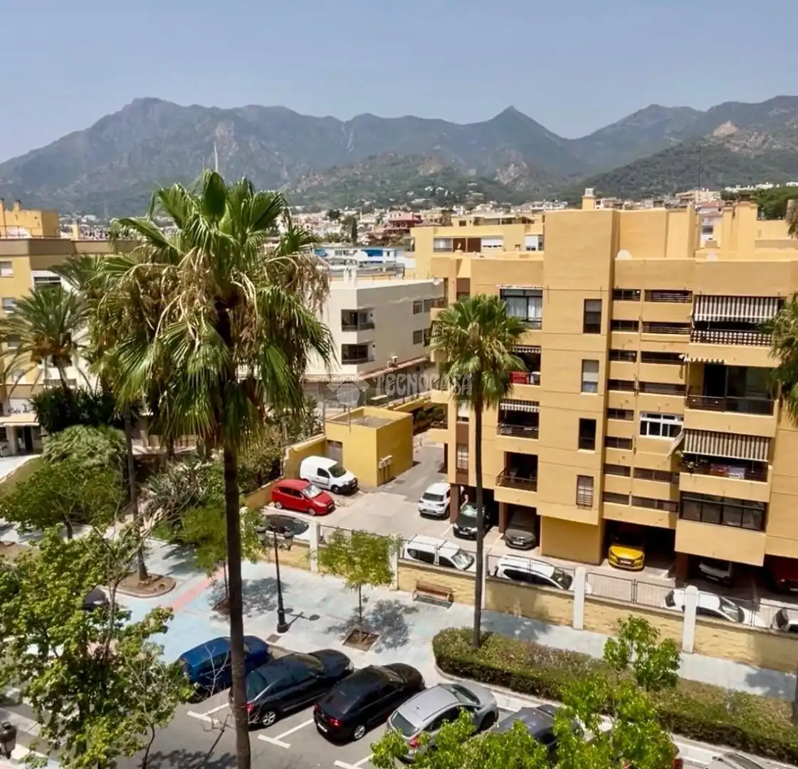Vista exterior de Pis en venda en Marbella amb Terrassa i Balcó