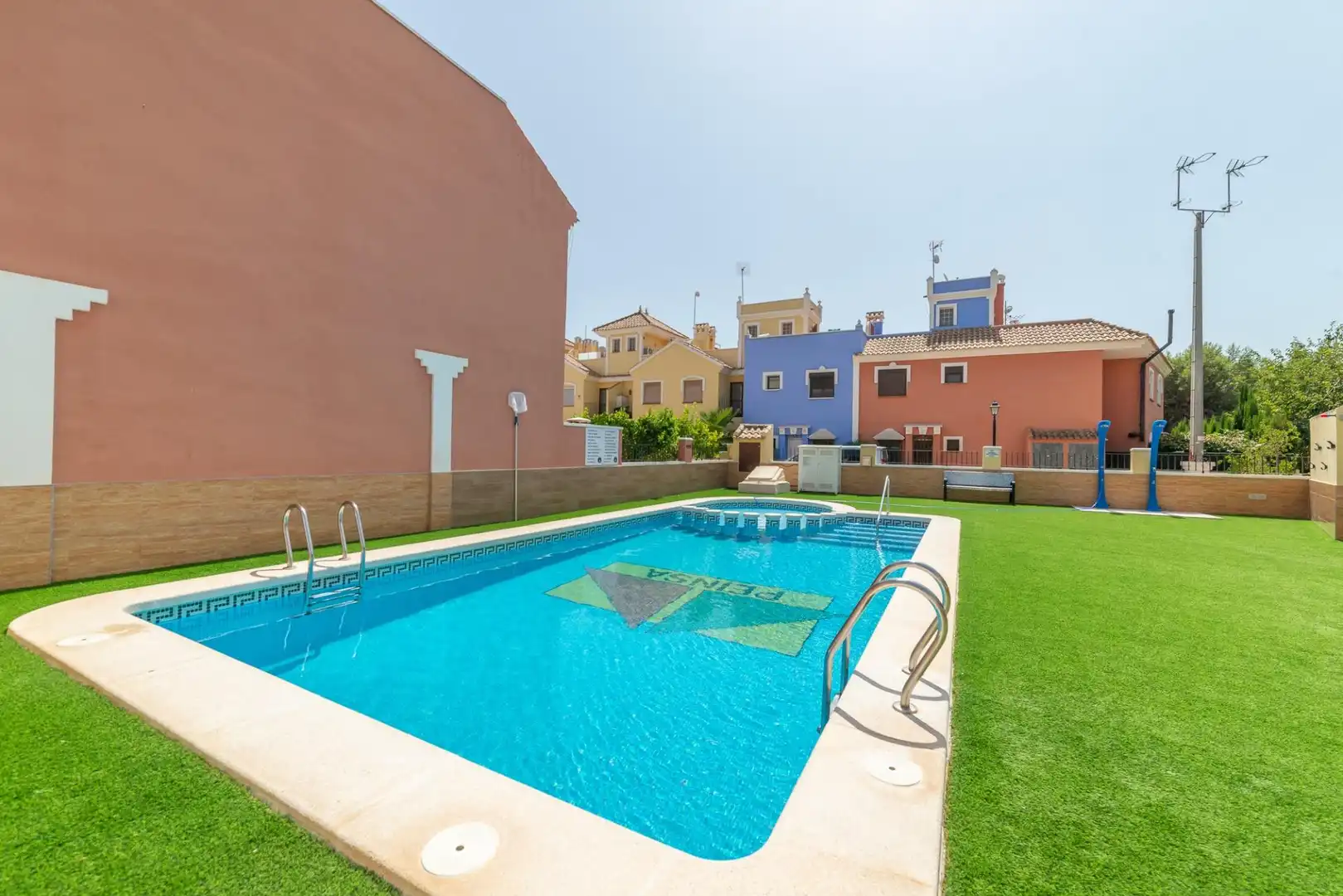 Schwimmbecken von Einfamilien-Reihenhaus zum Verkauf in San Javier mit Klimaanlage, Heizung und Privatgarten