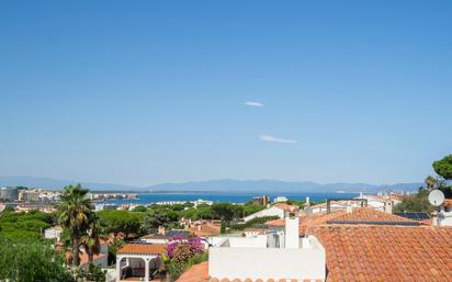 Vista exterior de Casa o xalet en venda en L'Escala amb Calefacció, Jardí privat i Terrassa