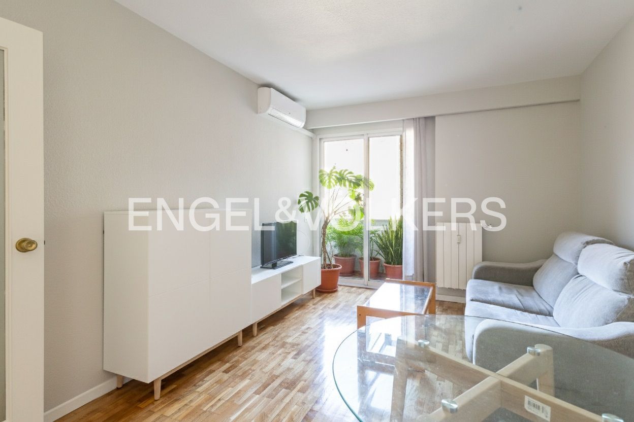 Living room of Flat for rent in  Madrid Capital  with Air Conditioner, Heating and Parquet flooring