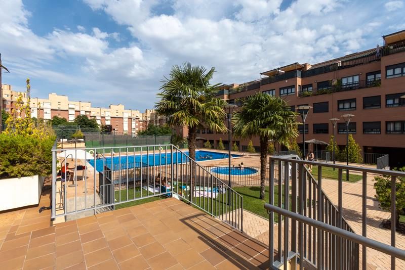Swimming pool of Flat for sale in  Madrid Capital  with Heating, Private garden and Parquet flooring