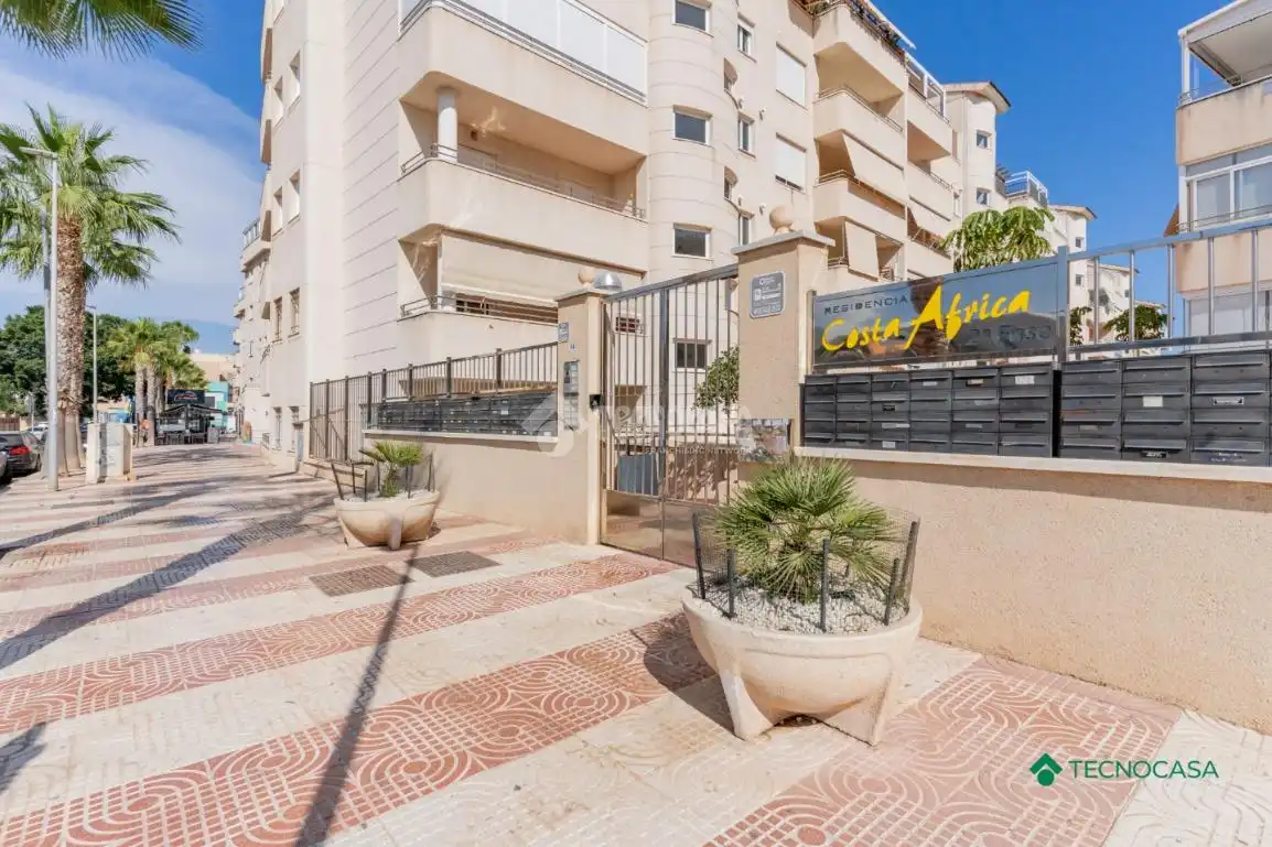 Vista exterior de Pis en venda en Roquetas de Mar amb Aire condicionat i Terrassa
