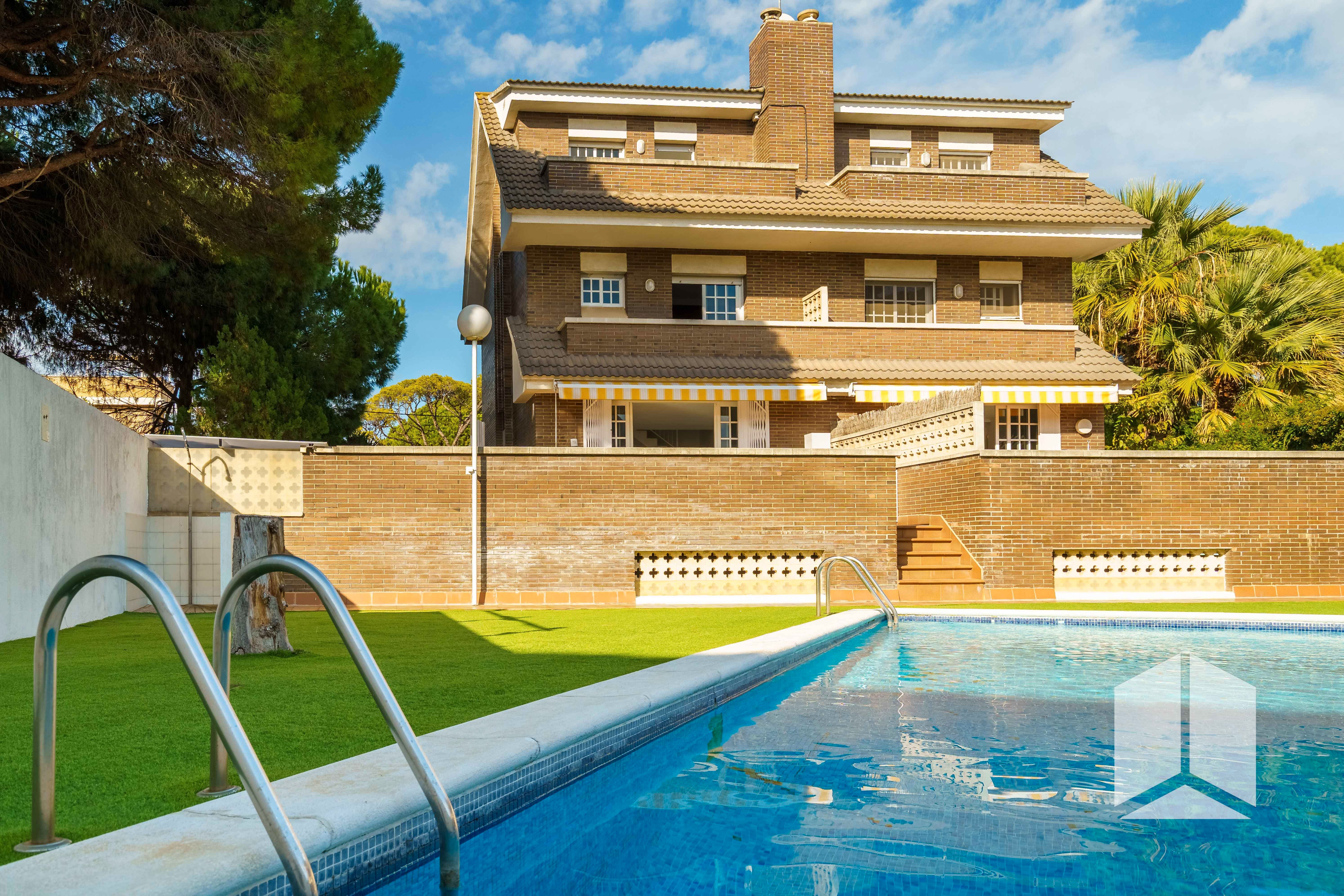 Piscina de Casa adosada en venta en Castelldefels con Aire acondicionado, Calefacción y Terraza