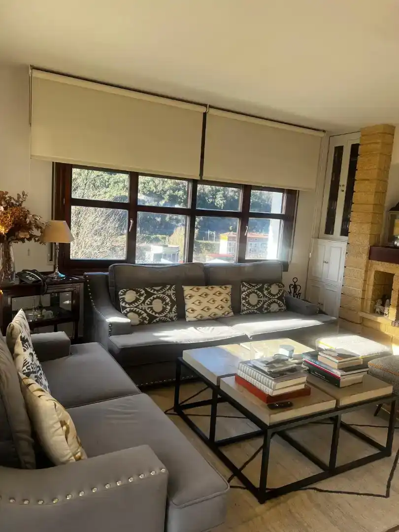 Sala d'estar de Casa o xalet en venda en Alonsotegi amb Jardí privat, Parquet i Moblat