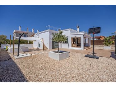 Chalet con piscina en venta en Cala Blanca