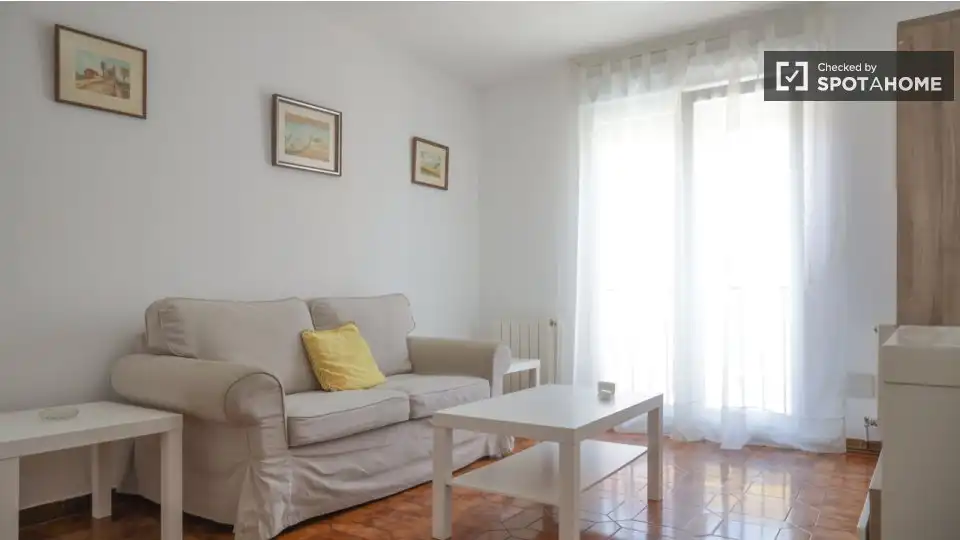 Appartamento con terrazza in affitto a Usera