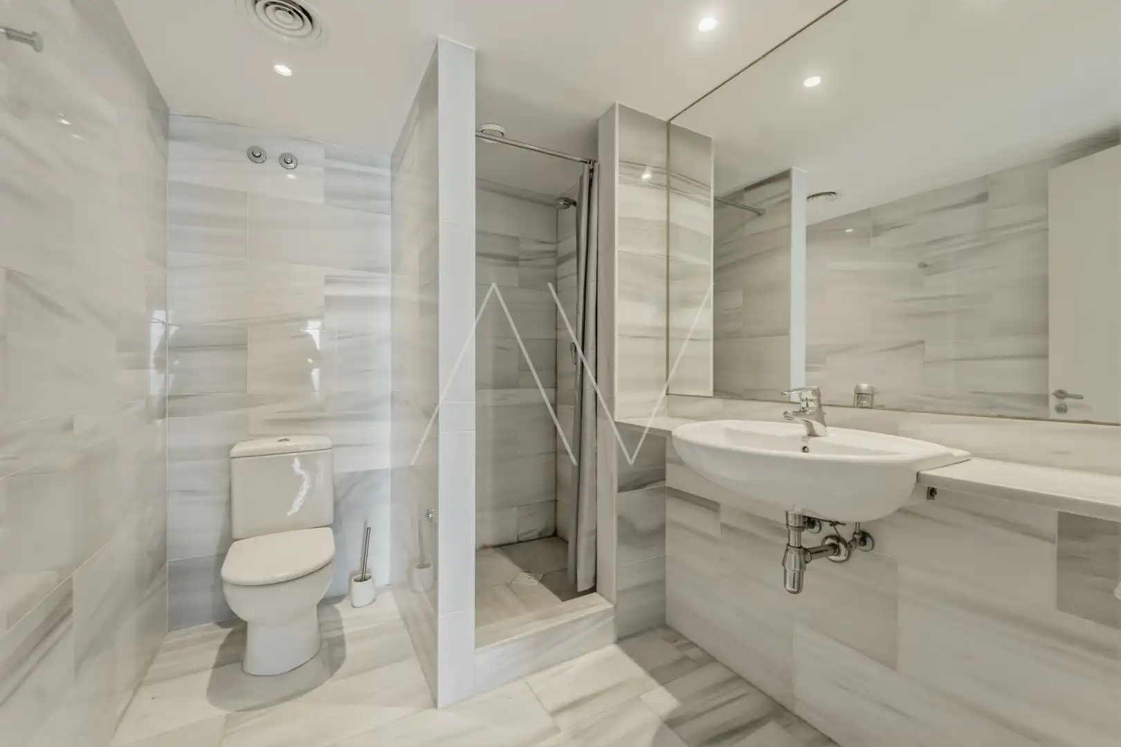 Badezimmer von Wohnung zum Verkauf in Barcelona mit Klimaanlage, Heizung und Terrasse