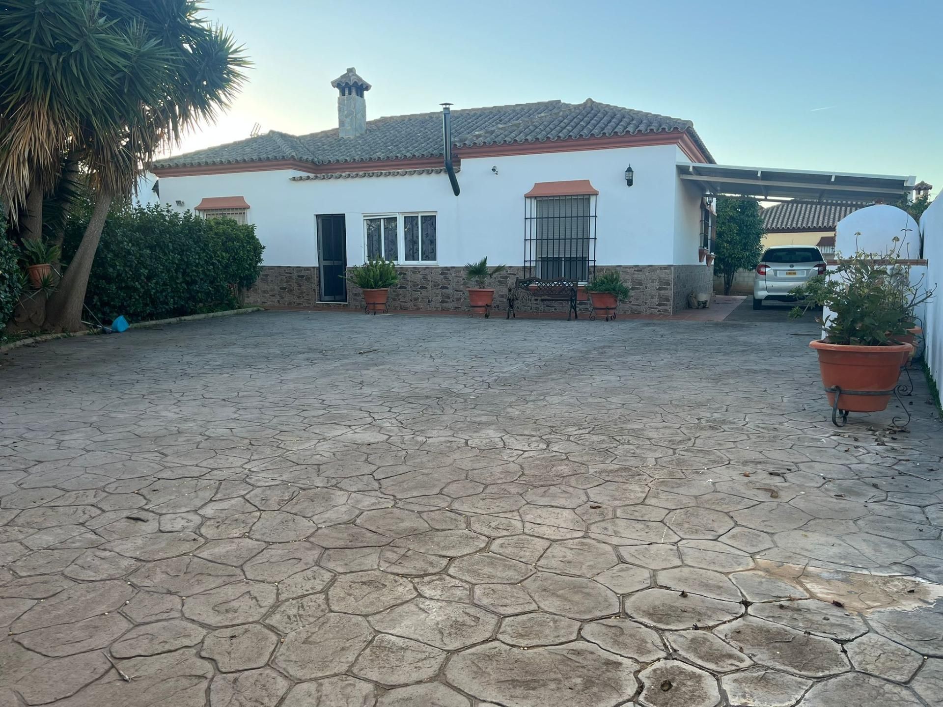 Vista exterior de Casa o xalet en venda en Chiclana de la Frontera amb Jardí privat i Piscina comunitària
