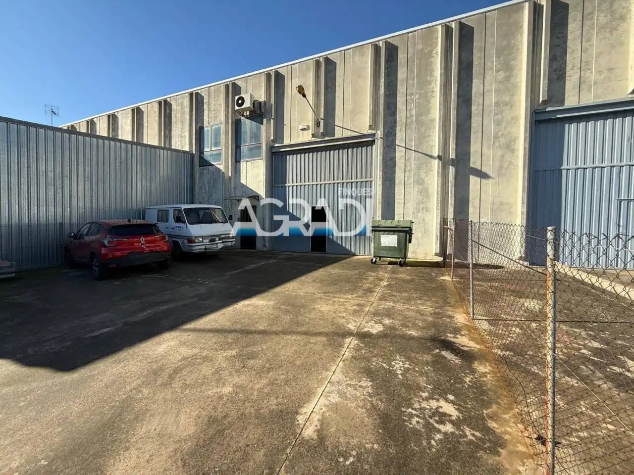 Vista exterior de Nau industrial en venda en Canovelles