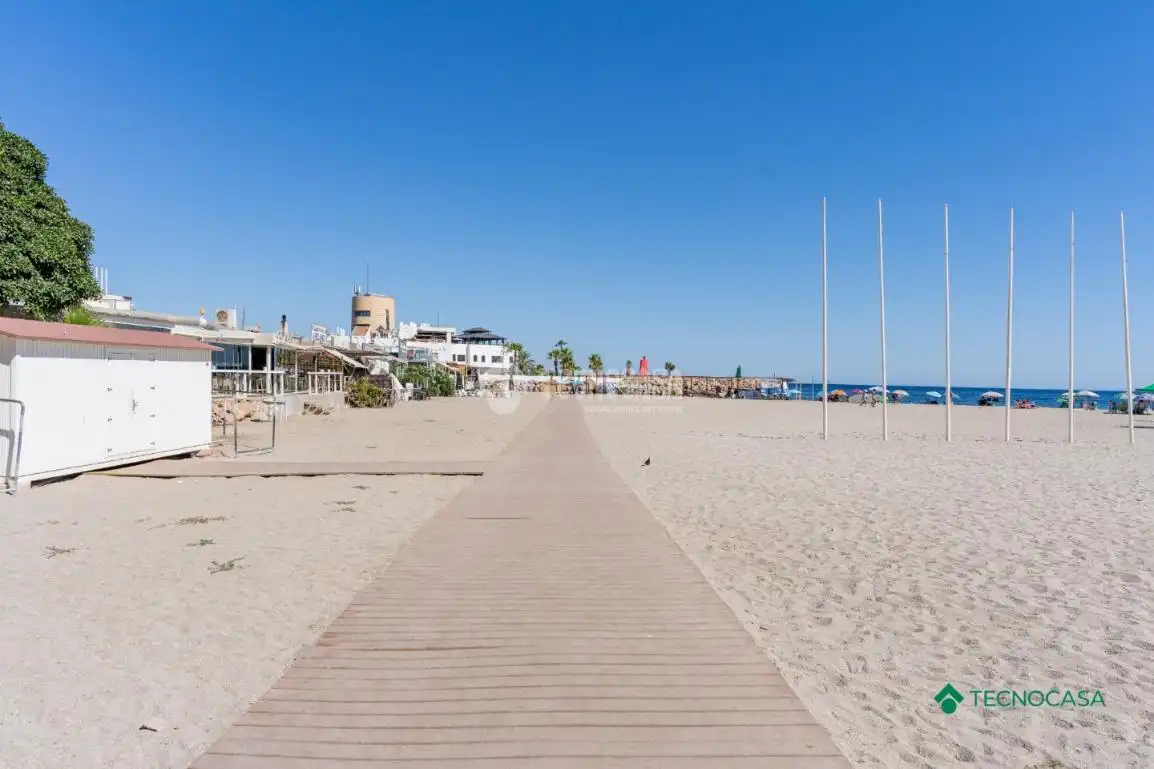 Vista exterior de Pis en venda en Roquetas de Mar amb Aire condicionat i Terrassa