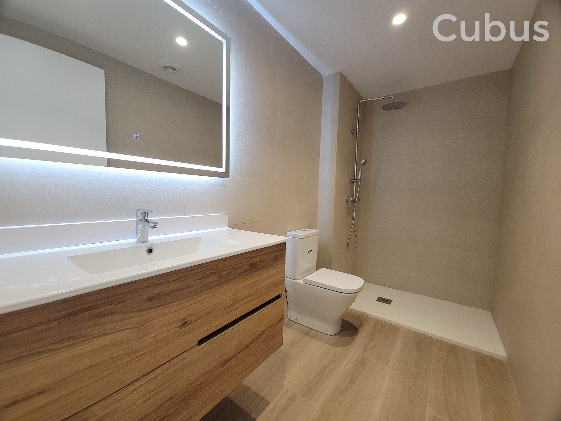 Bany de Pis en venda en Olot amb Aire condicionat, Calefacció i Balcó