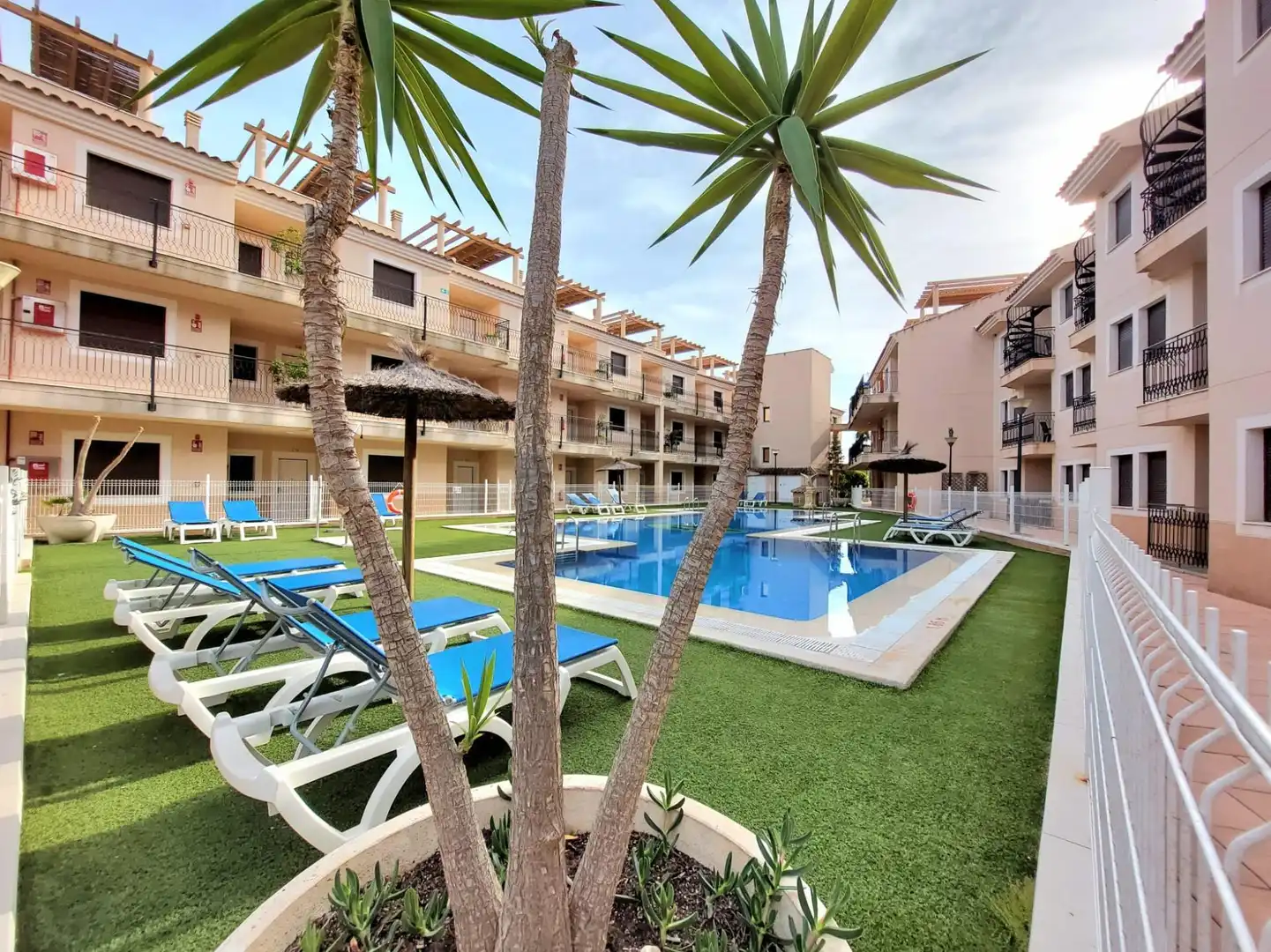 Vista exterior de Àtic en venda en Águilas amb Aire condicionat, Calefacció i Jardí privat