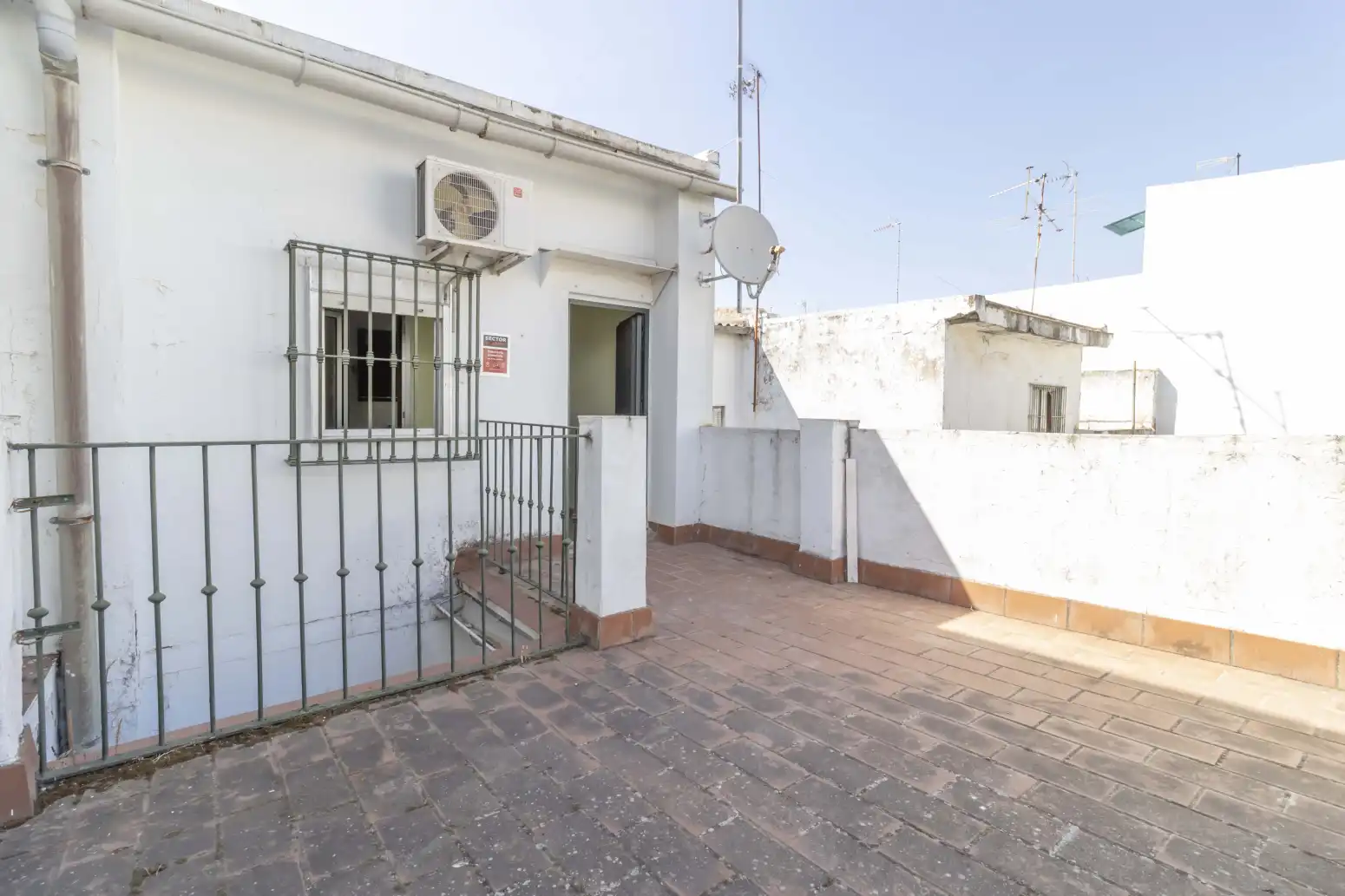 Vista exterior de Casa adosada en venta en Sevilla con Aire acondicionado