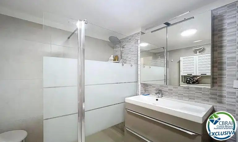 Bathroom of Flat for sale in Empuriabrava  with Air Conditioner, Heating and Terrace