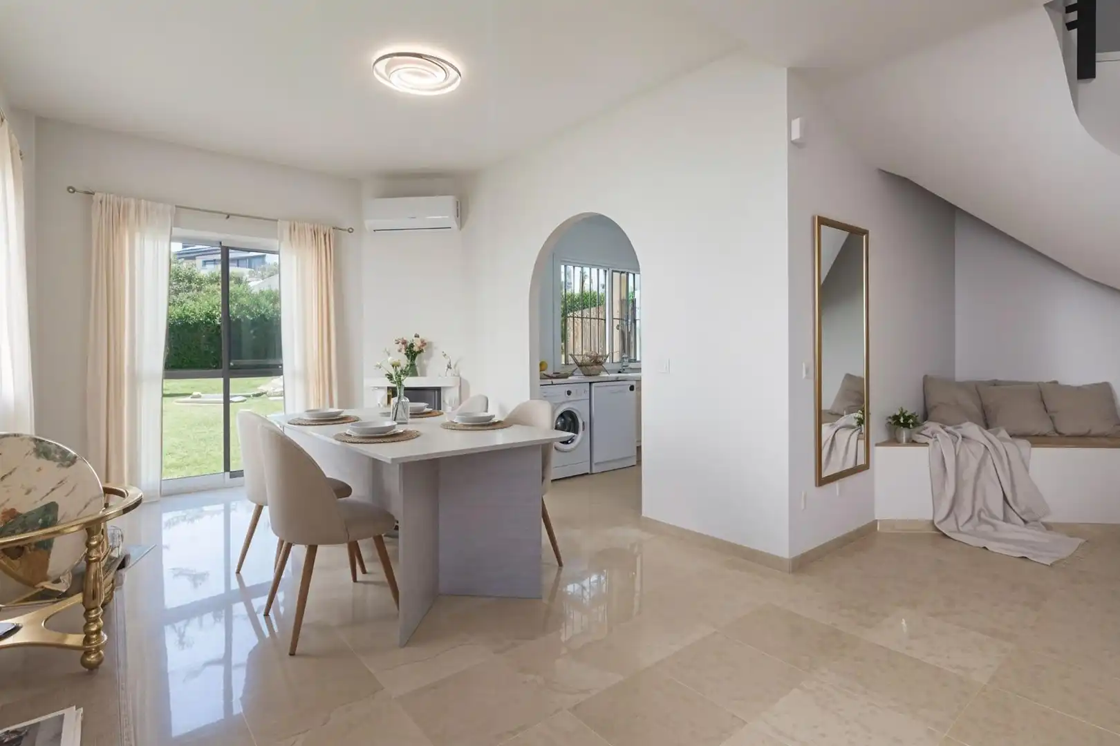 Comedor de Casa adosada en venta en Marbella con Aire acondicionado, Calefacción y Jardín privado
