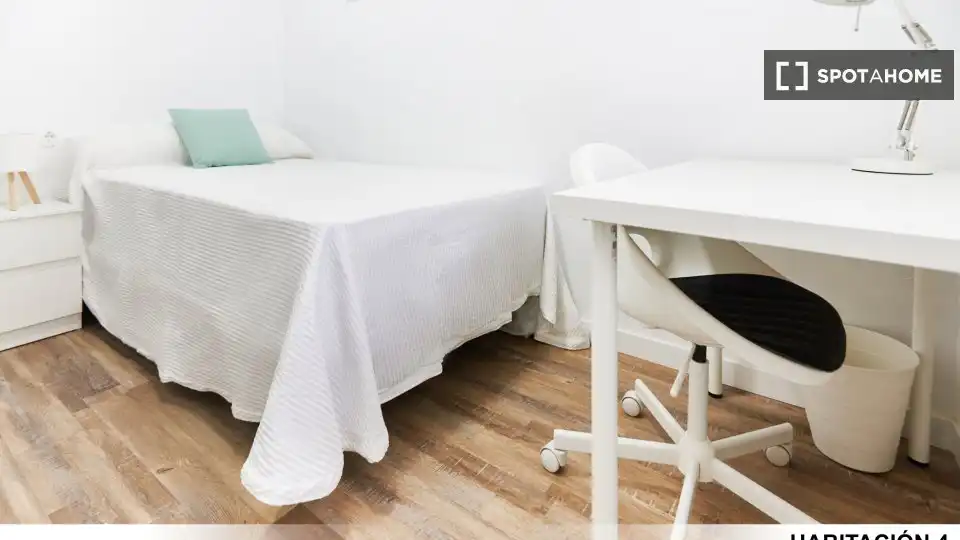 Bedroom of Flat for share in Sevilla  with Air Conditioner, Heating and Furnished