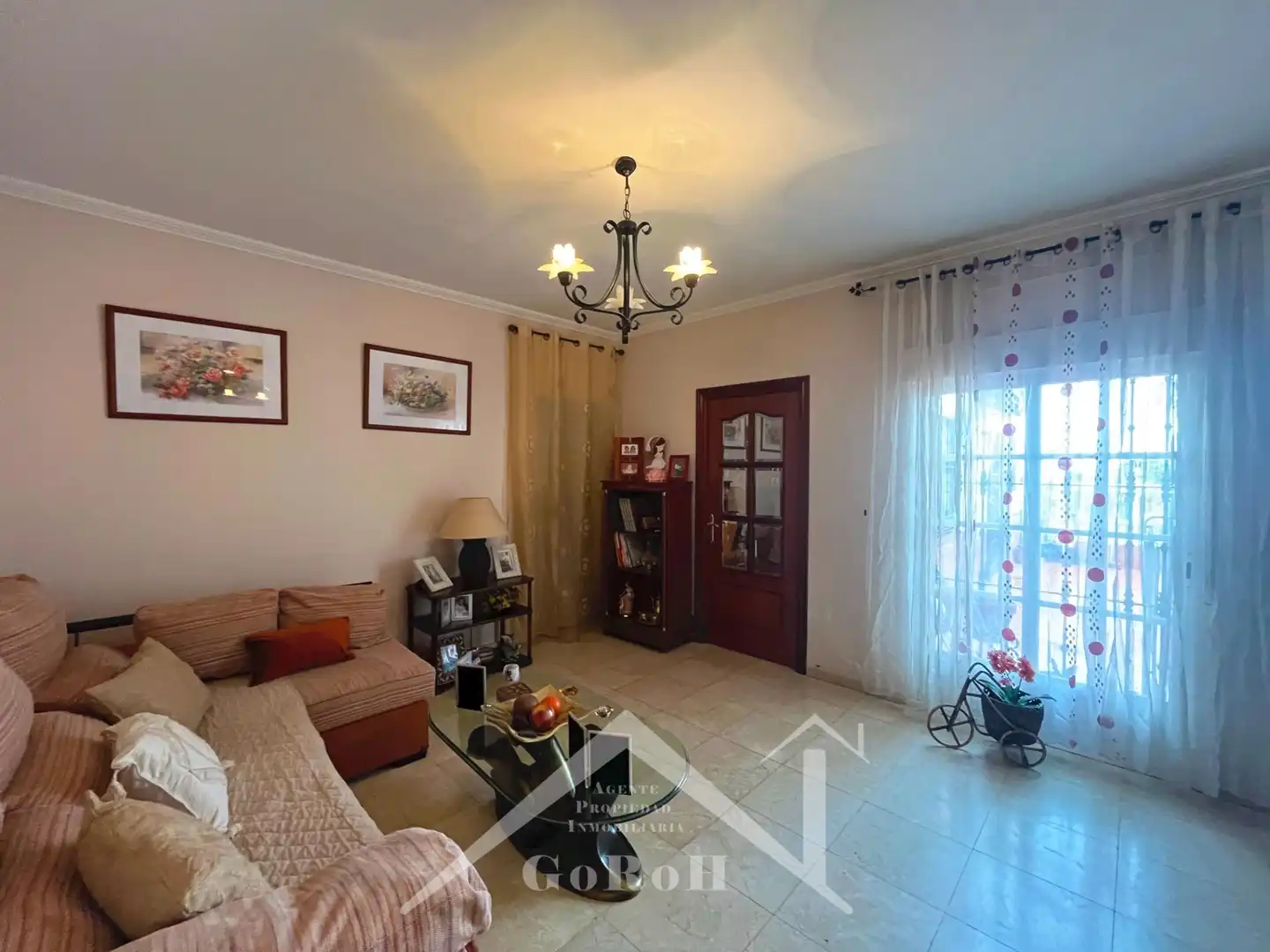 Sala d'estar de Casa o xalet en venda en Almadén de la Plata amb Jardí privat, Terrassa i Traster