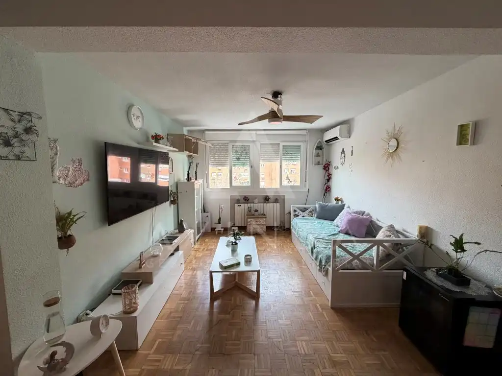 Sala de estar de Piso en venta en  Madrid Capital